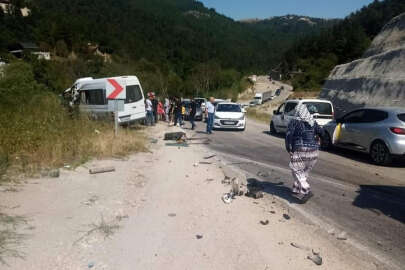 Bursa'da yolcu minibüsü ile kamyon çarpıştı; 1 ölü, 5 yaralı