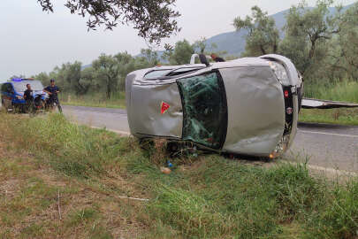 Orhangazi'de devrilen otomobilin sürücüsü öldü, 2 kişi yaralandı