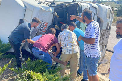 Otoyolda devrilen tırda sıkışan şoförün imdadına vatandaşlar yetişti