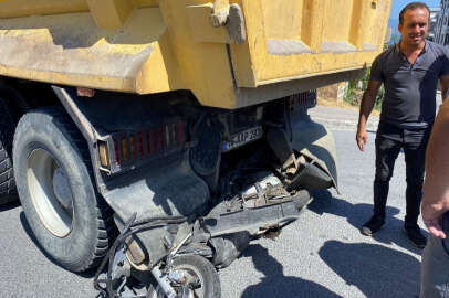 Panelvanla çarpışan motosiklet kamyonun altına girdi; Sürücü ağır yaralı