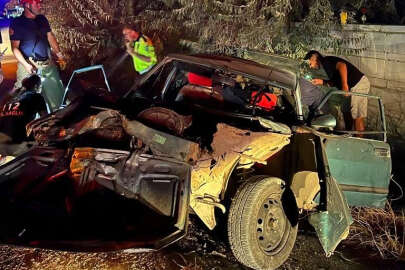 Ağaçlara çarparak hurdaya dönen otomobilde 3'ü çocuk 6 kişi yaralandı