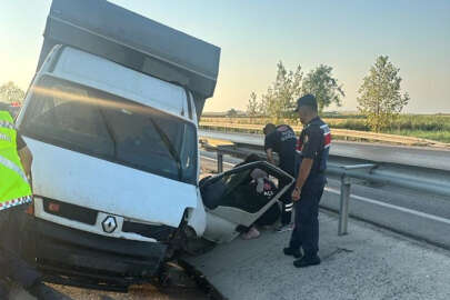 Yağmur suyu kanalına devrilen kamyonetin sürücüsü öldü