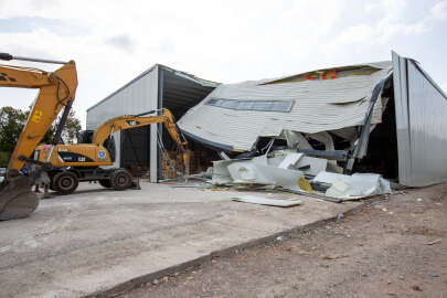 Tarım arazilerinin üzerindeki kaçak fabrikalar yıkılıyor