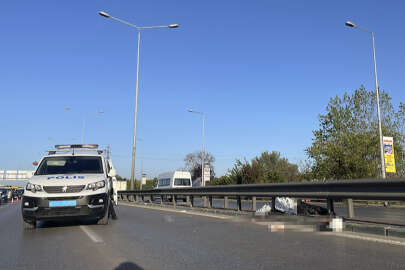 Refüje çarpan motosikletin sürücüsü 100 metre sürüklendi