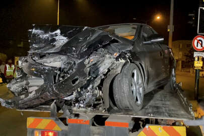 Bursa'da iki otomobil çarpıştı; 2 yaralı