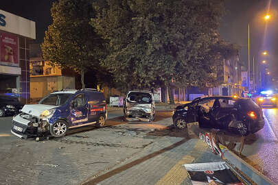 Park halindeki araçlara ve elektrik direğine çarpan sürücü yaralandı