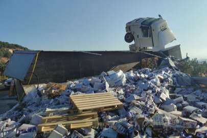 Orhangazi'de devrilen enerji içeceği yüklü tırın kupası havaya kalktı