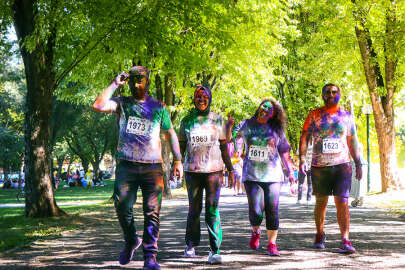 Bursa'da yüzlerce kişi renkten renge girdi!