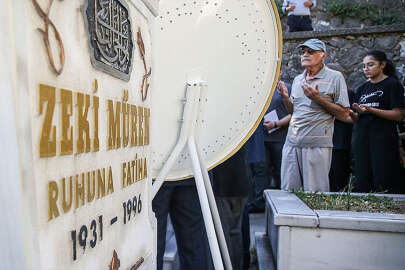 Zeki Müren vefatının 27'nci yılında mezarı başında anıldı