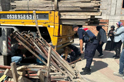 İnegöl'de demir iskele direklerinin altında kalan işçi ağır yaralandı