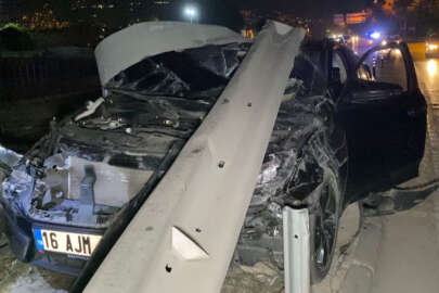 Bariyerlere çarparak hurdaya dönen otomobilin sürücüsü ortadan kayboldu