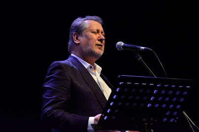 Bursa'da 'Sezona Merhaba' konserinde Ahmet Özhan sahne aldı