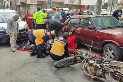 Hafif ticari araçla çarpışan motosikletteki dede ile torunu yaralandı