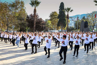 Mudanya’da Cumhuriyet’in 100. yıl dönümü kutlamaları zeybekle başladı