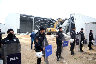 Yaylacık’ta kaçak işyeri binası yıkıldı
