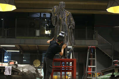 Atatürk'ün TBMM'nin açılışındaki selamlama fotoğrafı çelik heykelle ölümsüzleştirildi