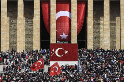 Halk Cumhuriyet'e sahip çıkıyor, coşkuyla 100. Yılı'nı kutluyor