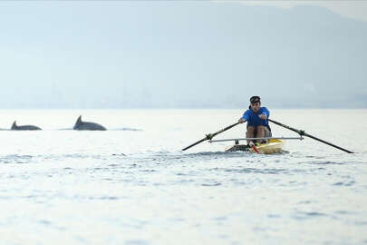 Bursa'da antrenman yapan kürek takımına yunuslar eşlik etti