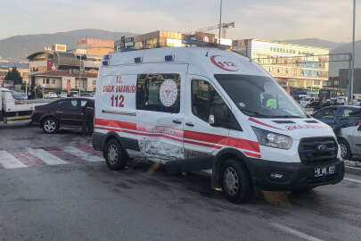 Ambulansla otomobil çarpıştı; 2 yaralı