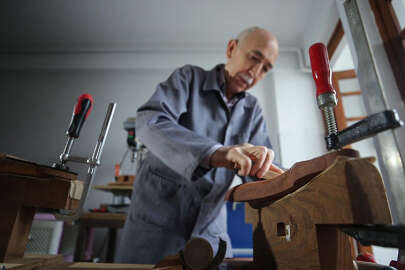 Devlet Korosunda yıllarca çaldığı klasik kemençenin yapımında da usta oldu