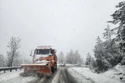 Bursa'da kar yağışı; Yollar kapandı, araçlar mahsur kaldı