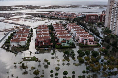İzmir'de deniz taştı, sokaklar su altında kaldı