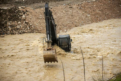 Derede mahsur kalan iş makinesinin operatörü başka bir kepçeyle kurtarıldı