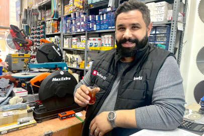 Depremde çayını unutmadı: 'Çayı sevdiğimiz için çayı da unutmadık'