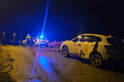 Kaza yapan 4 kişi otomobili bırakıp kaza yerinden uzaklaştı