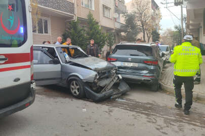 Frenleri boşalınca park halindeki otomobile çarpan araçtaki 2 kişi yaralandı