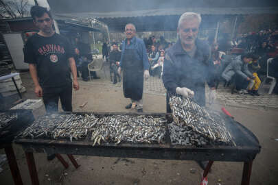 Bursa'da düzenlenen 'Karadeniz Hamsi Festivali'nde bir ton balık dağıtıldı