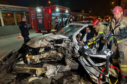 Bursa'da kaza yapan otomobilde sıkışan sürücü kurtarıldı