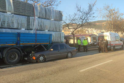 Orhangazi'de park halindeki tıra arkadan çarpan sürücü yaralandı