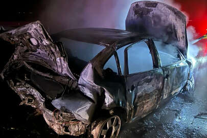 Çarpışan iki otomobilden birinin alev aldığı kazada 7 kişi yaralandı