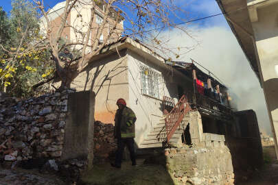 Yangın çıkan evden kadın ve 5 çocuğunu komşular kurtardı