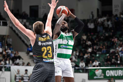 Bursaspor İnfo Yatırım Aliağa Petkimspor'u  94 - 84 yendi