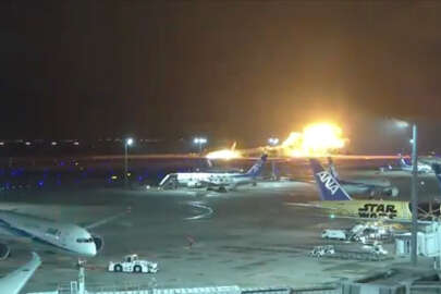 Tokyo'da pistte uçak yandı; 379 yolcu ve mürettebat tahliye edildi