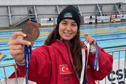 Yüzücüsü Bengisu Avcı, 'Avrupa Buz Yüzme Şampiyonası'nda üçüncü oldu