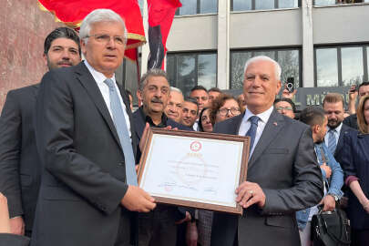 Bursa'da CHP dönemi; Mustafa Bozbey mazbatasını aldı