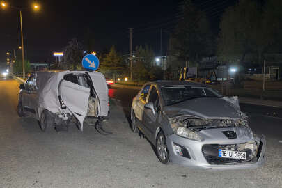 Bursa'da otomobil ile hafif ticari aracın çarpıştığı kazada 9 kişi yaralandı