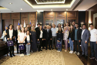 Bursa'da sınavdan başarı gösteren öğrenciler ödüllendirildi