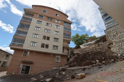Gemlik'te istinat duvarı apartmanın üzerine yıkıldı, 2 kişi yaralandı