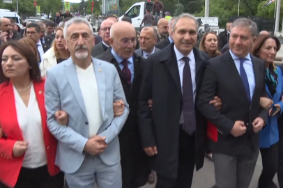 CHP'li milletvekilleri, MEB önüne yürüdü