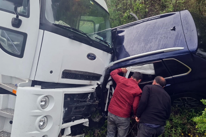 Bursa'da üç aracın karıştığı kazada 2 kişi öldü