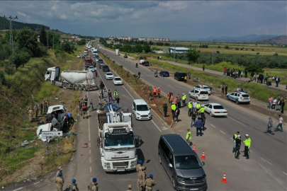 Minibüsle beton mikseri çarpıştı: 9 ölü, 11 yaralı