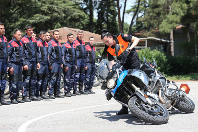 Jandarmanın tek kadın motosiklet sürücü eğitmeni Bursa'da eğitim veriyor