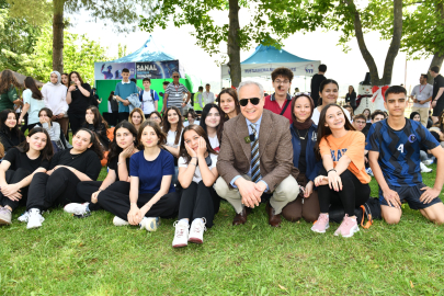 Şükrü Erdem Gençlik Şöleni'nde gençler ile bir arada