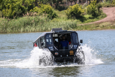 Bataklık ve su yüzeyinde de gidebilen arazi aracı Bursa'dan 12 ülkeye ihraç ediliyor
