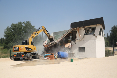 Nilüfer'de iki katlı kaçak bina belediye ekiplerince yıkıldı