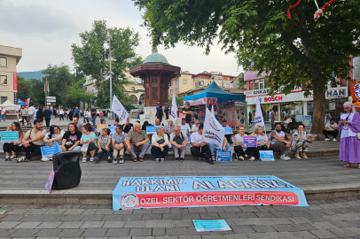 Öğretmenler eğitim nöbetinin 12'nci gününde oturma eylemi yaptı
